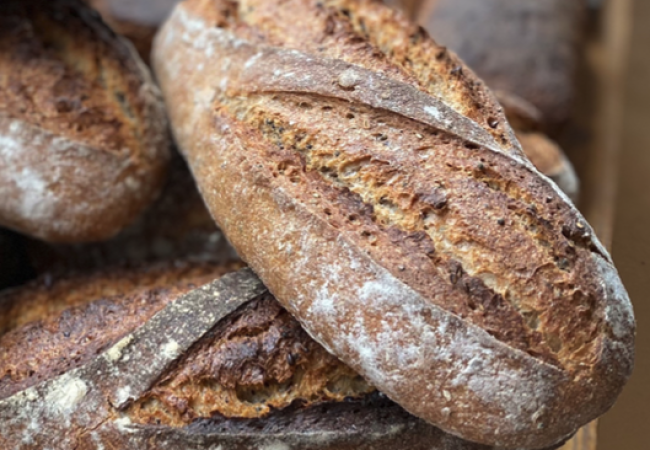 Le Graine (ou Rustique en non-bio) est un pain de caractère légèrement croquant.